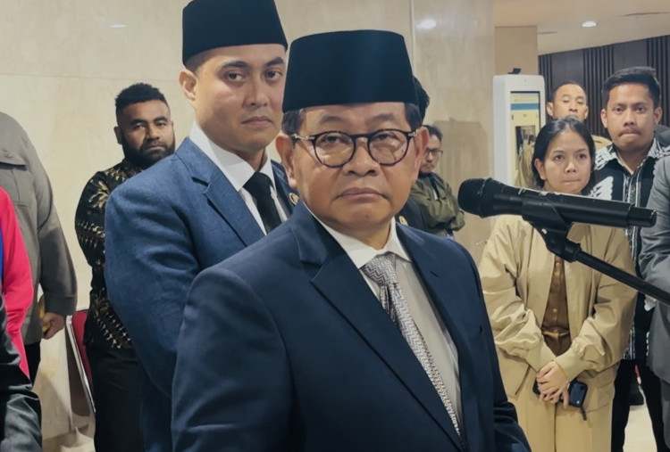 Pramono Bersihkan Kali Ciliwung yang Viral Alami Pendangkalan dan Banyak Sampah