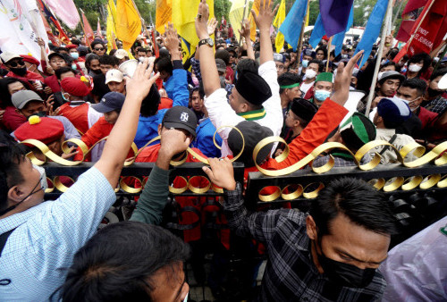 Sebagian pendemo mencoba untuk menenangkan massa yang terus merangsak ke pintu gerbang Balai Kota Surabaya.