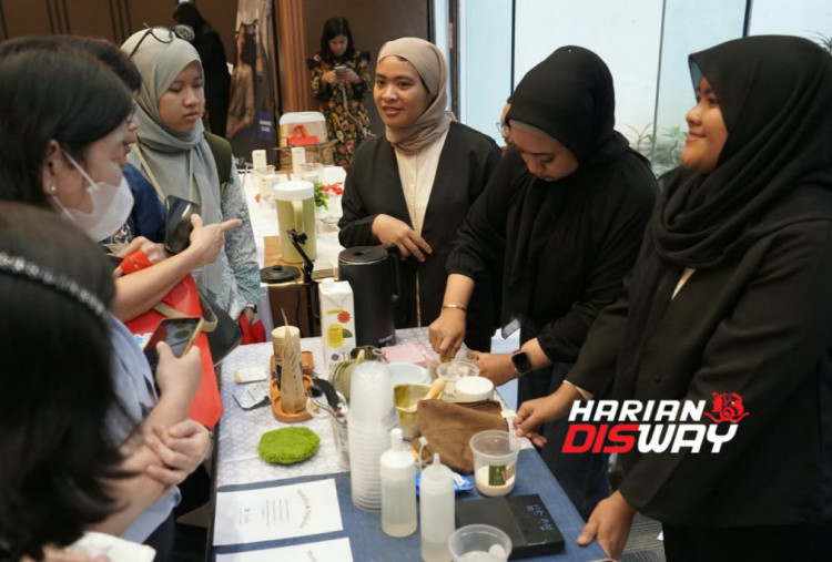Sejumlah pengunjung menyimak cara membuat matcha di gerai Nikinata Lab dalam ajang Think Japan, Think Sompo! di Jakarta, Kamis (1/10). Kehadiran sejumlah mitra Sompo Indonesia turut memberikan pengalaman khas Jepang secara langsung kepada pengunjung melalui berbagai aktivitas. Foto: Sompo Indonesia