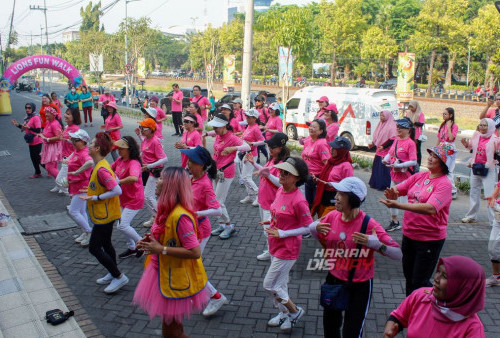 Sejumlah peserta mengikuti acara Lions Club International District 307 B2 yang digelar Lions Fun Walk, For Breast Cancer Awareness, di Jatim Expo, Surabaya, Jawa Timur, Minggu, 8 Oktober 2023. 
Kegiatan Lions Club International District 307 B2 yang digelar Lions Fun Walk, For Breast Cancer Awareness, memiliki tujuan untuk mengkampanyekan kepedulian masyarakat terhadap Kanker Payudara.  Kegiatan tersebut dihadiri oleh Yudy Tjahjo Poernomo selaku Wakil Gubernur Distrik Pertama, Hartanto Boechori selaku Ketua Umum PJI, Reyni Wantania sebagai ketua panitia Lions Club Srikandi dan Anna Florentina sebagai Ketua Wilayah 5 Distrik 307 B2. Selain ikut hadir memeriahkan, mereka juga diminta untuk memotong pita sebagai prosesi sebelum para peserta dilepas untuk jalan sehat dan mengkampanyekan kepedulian terhadap Kanker Payudara. (Muchamad Ma'ruf Zaky/Harian Disway)