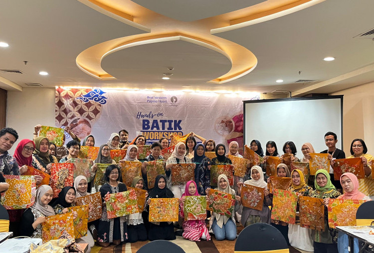Rayakan Hari Batik, Best Western Papilio Surabaya Eksplorasi Keunikan Motif Teyeng dari Karat Besi