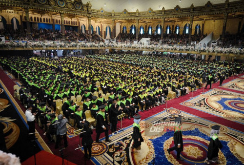 Acara wisuda UNESA kali ini bukan hanya sekadar seremonial kelulusan, tetapi juga merupakan perayaan atas kerja keras dan dedikasi para mahasiswa selama menjalani pendidikan. Dengan semangat dan bekal ilmu yang mereka peroleh, para wisudawan diharapkan dapat membawa perubahan positif bagi masyarakat dan bangsa.