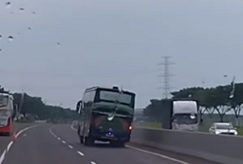 Ngeri! Detik-detik Bus ALS Oleng Kanan-Kiri Nyaris Terbalik di Jalan Tol: 'Wah Ngawur Kae'