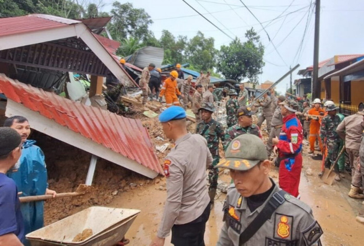 Sekeluarga Tertimbun Longsor di Kota Batam, 3 Orang Tewas