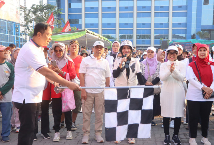 Peringati Dies Natalis ke-44, Unitomo Gelar Jalan Sehat dan Larung Eco Enzyme