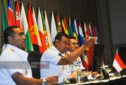 Kepala Dinas Operasi dan Latihan Angkatan Laut (Kadisopslatal) Laksma TNI Eko Wahjono (tengah) menyampaikan sambutan dihadapan delegasi militer yang mengikuti Mid Planning Conference (MPC) Multilateral Naval Exercise Komodo (MNEK) 2023 di Vasa Hotel Surabaya, Jawa Timur, Kamis (9/2/2023). Mid Planning Conference (MPC) tersebut merupakan rangkaian dari Multilateral Naval Exercise Komodo (MNEK) 2023 serta diikuti sebanyak 26 negara delegasi untuk latihan non-perang dengan mengedepankan kerja sama maritim di kawasan regional, penanggulangan bencana serta operasi kemanusiaan untuk mempererat kerja sama antara TNI AL dengan negara-negara tetangga.