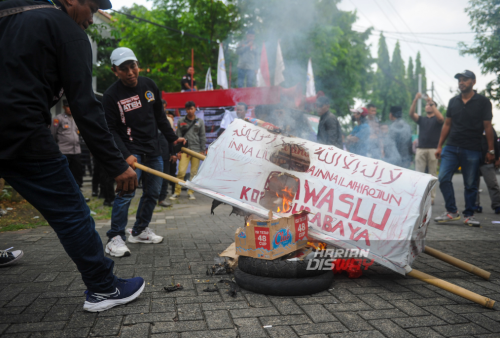 Minta Laporan Pelanggaran Pemilu Ditindaklanjuti, AMI Bakar Keranda Mayat di Depan Kantor Bawaslu Surabaya
