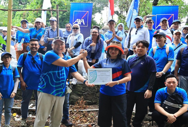 Sampah Plastik Jadi Ancaman, AXA Financial Indonesia Gelar Beach Clean-Up di Pulau Damar dan Tanjung Pasir