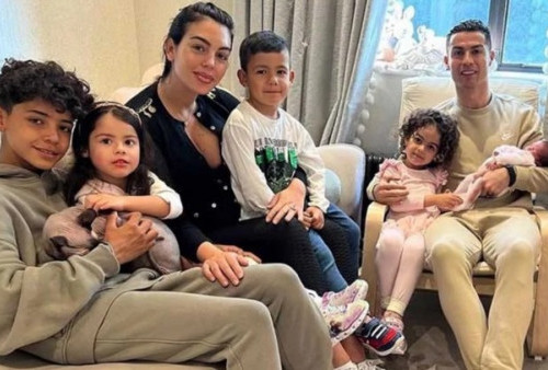 Momen Cristiano Ronaldo Bersama Keluarga Rayakan Natal Pertama di Arab Saudi