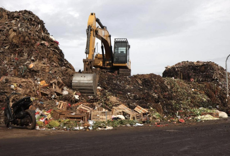 Pramono Turun Tangan, Pasar Jaya Diminta Bereskan Sampah Mengunung di Pasar Induk Kramat Jati
