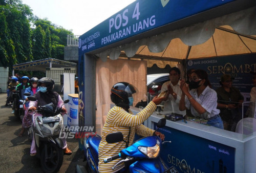 Warga melakukan Penukaran Uang secara Lantur (layanan tanpa turun) di halaman Kantor Perwakilan Bank Indonesia (BI) Provinsi Jawa Timur, di Surabaya, Jawa Timur, Sabtu, (25/3/2023). Selain penukaran melalui perbankan, BI Jatim juga kembali menyediakan layanan drive thru, sejak 25 Maret hingga 16 April 2023, setiap hari Sabtu dan Minggu berlokasi di halaman kantor BI Jatim. Terdapat 2 sesi layanan yang masing2 akan melayani 1000 penukar, yakni sesi I pada pukul 09.30 WIB s.d 11.30 WIB, serta sesi II pada pukul 13.00 WIB s.d. 15.00 WIB. (foto: Julian Romadhon)