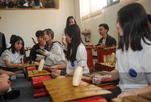 Sejumlah mahasiswa dan dosen asing menabuh gamelan saat mengikuti Pengenalan Kebudayaan Indonesia yang  di SMP Nation Star Academy Surabaya, Jawa Timur, Selasa, 30, Januari 2024. 

Sebanyak 33 mahasiswa dan dosen asing dari Thailand, China, Vietnam, Filipina, Malaysia, Taiwan, Korea Selatan, dan Myanmar mengikuti Program yang adakan oleh ITS bekerjasama dengan SMP Nation Star Academy di Direktorat Kemitraan Global (DKG) dalam Program Internasional Jangka yaitu Community and Technological Camp (CommTACH) untuk mengenal kebudayaan Indonesia seperti karawitan, Angklung dan Kulintang. (Julian Romadhon/Harian Disway)