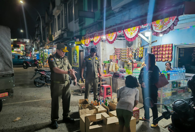 4 Toko di Terminal Cibinong Ketahuan Simpan Miras, Total 1.482 Botol Diamankan