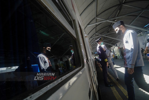 Penumpang memasuki gerbong kereta api Sri Tanjung jurusan Lempuyangan Yogyakarta saat berhenti di Stasiun Gubeng Surabaya, Jawa Timur, Rabu (19/4/2023). Ada sebanyak 24.147 pemudik pada hari ini Rabu (19/4/2023) yang menggunakan moda angkutan kereta api yang berangkat dari Stasiun Kota Surabaya Gubeng, Stasiun Pasar Turi Surabaya dan Stasiun Malang, sementara diprediksi puncak arus mudik moda angkutan kereta api terjadi pada H-2 Lebaran 2023 atau 20 April 2023. (foto: Julian Romadhon)