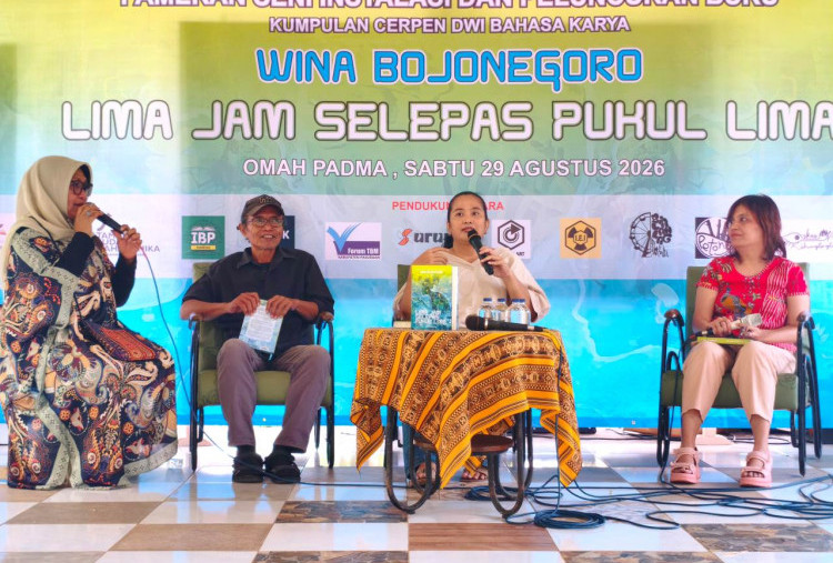 Pameran Instalasi Iringi Peluncuran Buku Dwi Bahasa Wina Bojonegoro, Lima Jam Selepas Pukul Lima 