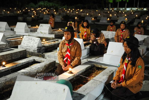 Sejumlah anggota Pramuka SMK Dharma Bahari Surabaya mengikuti malam renungan suci di Taman Makam Pahlawan (TMP) 10 Nopember, Jalan Mayjen Sungkono, Surabaya, Kamis, 17 Agustus 2023 dini hari. Kegiatan renungan suci yang diikuti oleh Gubernur Khofifah bersama Forkopimda Jatim tersebut sebagai wujud penghormatan kepada para pahlawan dalam rangkaian peringatan HUT ke-78 Kemerdekaan RI. (Julian Romadhon/Harian Disway)
