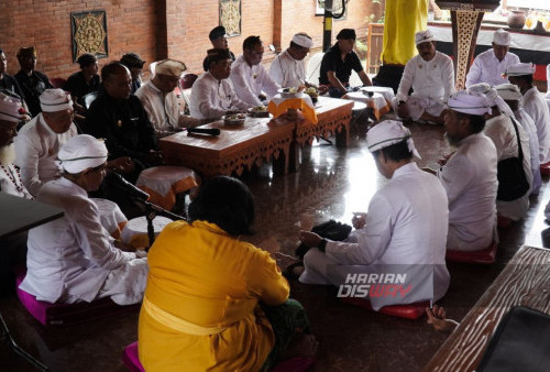 Pemangku mengikuti Shanti Puja di Pura Sakti Raden Wijaya, Surabaya, Jawa Timur, Minggu, 7 Januari 2023.

Shanti Puja atau doa bersama yang digelar Pinandita Sanggraha Nusantara (PSN) Jatim ini diikuti sebanyak 90 pemangku yang bertujuan menjaga dan merajut kebersamaan antar Pinandita dumogi. (Julian Romadhon/Harian Disway)