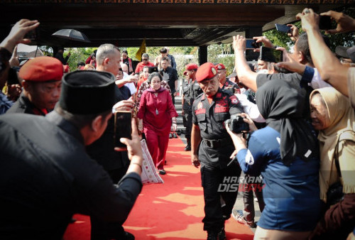 Kehadiran Megawati di Blitar menunjukkan penghormatan yang mendalam terhadap perjuangan dan warisan Bung Karno, bapak bangsa dan proklamator kemerdekaan Indonesia. Kegiatan haul ini menjadi momen penting bagi keluarga besar Sukarno dan para kader PDIP untuk mengenang jasa-jasa besar Bung Karno bagi bangsa dan negara.