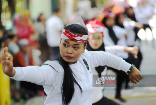 Sejumlah penari melakukan 