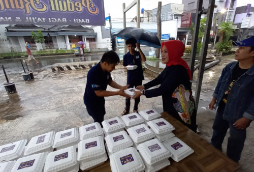 Mari Tasik Bersatu (MTB) Bagikan 300 Nasi Box Plus Takjil di Jalan Cimulu