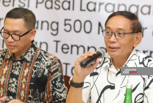 Sejumlah kalangan pengusaha dan pelaku industri kreatif menolak Pasal 449 dalam Peraturan Pemerintah (PP) Nomor 28 Tahun 2024, yang mengatur zonasi pelarangan iklan media luar ruang dalam radius 500 meter dari satuan pendidikan dan tempat bermain anak. Aturan ini dinilai dapat berdampak negatif bagi industri periklanan maupun sektor turunannya.