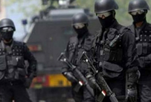 Densus 88 Tangkap Dua Terduga Teroris di Sukabumi, Barang Bukti Golok dan Sepatu Latihan Berhasil Disita