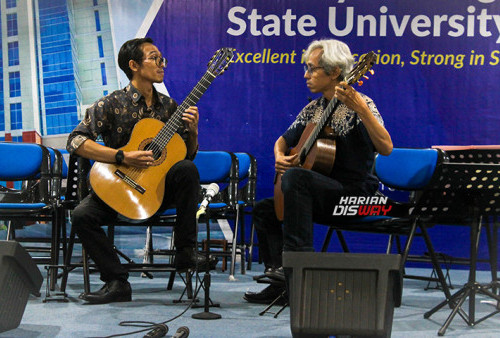 Dalam Workshop Gitar dan Konser Kolaborasi ISI-Unesa, Duet Rahmat-Bagus Memukau