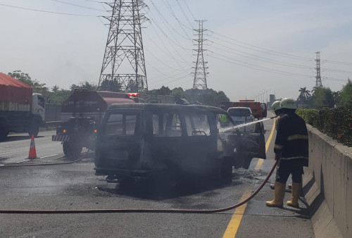 Minibus Muatan Jerigen Solar Terbakar di Tol Jakarta-Merak