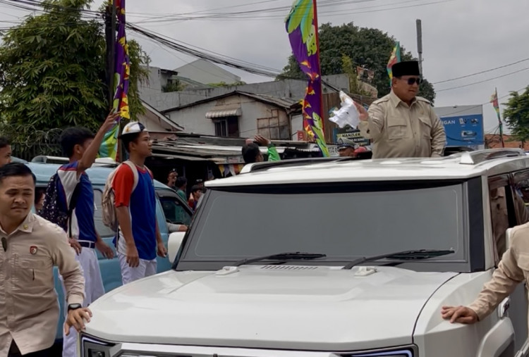 Warga Palmerah Girang saat Prabowo Bagi-Bagi Kaus di Momen Peresmian SPPG