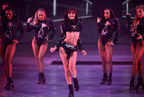 Lisa BLACKPINK Tampil Spektakuler di Victoria's Secret Fashion Show, Ini 3 Outfit Cantiknya