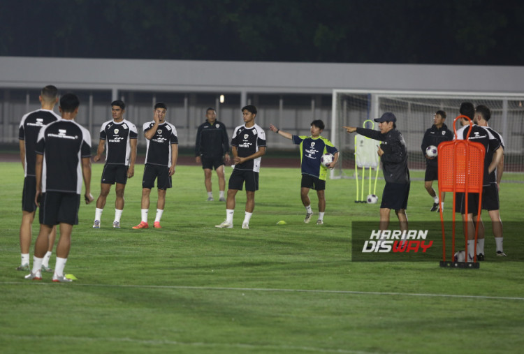 Timnas Indonesia ditargetkan untuk bisa finis di posisi tiga atau empat pada klasemen Grup C. Karena dengan begitu, Skuad Garuda masih punya asa lolos ke Piala Dunia 2026 melalui jalur babak keempat kualifikasi.