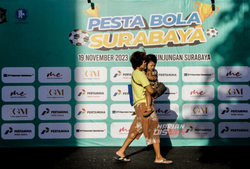 Suasana pesta bola Surabaya di Jalan Tunjungan Surabaya Jawa Timur, Minggu 19 November 2023. Pesta Bola yang digelar Pemkot Surabaya menambah semarak Piala Dunia U-l-17 2023 di Jalan Tunjungan, Surabaya. Pesta bola dimeriahkan oleh PT Freeport Indonesia dan Pertamina dengan mengadakan beberapa game di antaranya, Tembak Jitu (Dart), Tendangan Finalti Challenge dan Sundul Bola Challenge. Pengunjung yang berhasil memenangkan challange itu mendapatkan hadiah berupa T-shirt, Travel Pouch, Tumbler, dan Kopi Amugme asal Timika Papua. (Moch Sahirol/Harian Disway)