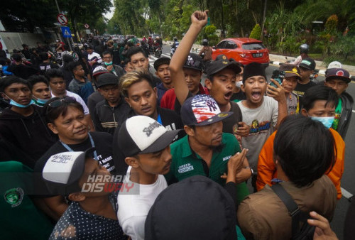 Sejumlah Bonek menghadang unjuk rasa dari Gerakan Sepak Bola Untuk Rakyat di depan Kebun Binatang Surabaya (KBS) Jawa Timur, Kamis (19/1/2023). Bonek menghalangi datangnya masa dalam unjuk rasa yang diikuti 100 orang tersebut dari Gerakan Sepak Bola Untuk Rakyat, yang dipimpin oleh Firman dan Ryu Choirul Adi. Kedatangan masa aksi itu untuk menuntut usut tuntas tragedi Kanjuruhan, Tegakkan supremasi Hukum untuk sepak bola yang baik. dan Revolusi PSSI.