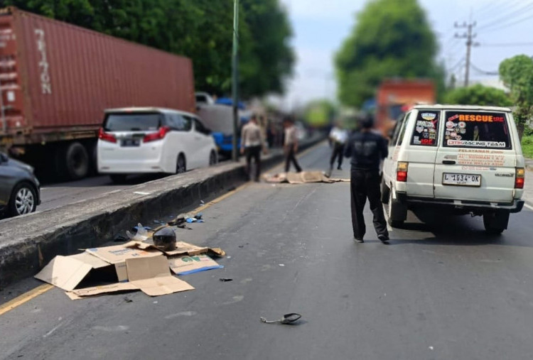 Truk Mundur Hantam 3 Sepeda Motor di Gempol, Ibu dan Anak Tewas Terlindas di Tempat