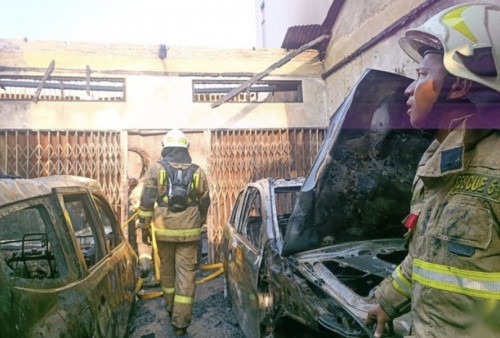 Terparkir dalam Kondisi Mesin Mati, 2 Mobil di Jaktim Hangus Terbakar di Garasi