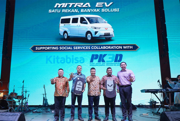 Wuling Serahkan 2 Unit Mitra EV Minibus Untuk Ambulans dan Layanan Jenazah