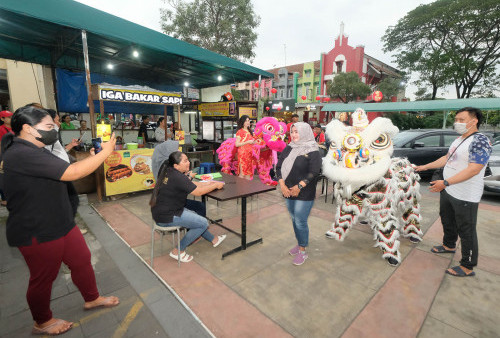 Pengunjung dan Pramusaji di Food Land G-Walk terhibur dengan kehadiran  2 kepala naga barongsai yang menghampiri  lapak- lapak mereka.  Beberapa diantaranya penasaran untuk sekedar mengelus bulu bulunya , beberapa diantaranya mengabadikan diri berfoto bersama aksi barongsai itu.  Namun saat itu  merupakan event photo session, dan hanya performent sebentar. Pengunjung menanti penampilan utuhnya yang akan digelar esok paginya ,21 januari di Citraland Fresh Market dan akan dilanjutkan performance malam pukul 18.30 di G-Walk . ( foto –foto : Boy Slamet )