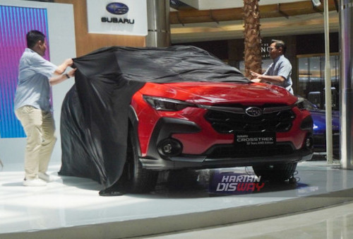 Operational General Manager Plaza Subaru, Satrio Artiono (kiri) dan Chief Executive Officer Subaru Indonesia, Arie Christoper (kanan) menunjukan All-New Subaru Crosstrek dalam pameran Subaru Drivefest di South Atrium Galaxy Mall 1 Surabaya, Jawa Timur, Kamis, 2 November 2023. Subaru Indonesia bersama jaringan diler resmi Plaza Subaru Surabaya memperkenalkan All-New Subaru Outback yang resmi menjadi flagship sport utility vehicle (SUV) merek asal Jepang dan All-New Subaru Crosstrek yang dibekali mesin Boxer 4-silinder berkubikasi 2.0 liter yang menghasilkan 152 hp (156 PS) dan torsi 196,5 Nm serta mesin generasi baru yang diklaim minim getaran dan suara, tapi disempurnakan untuk torque delivery dan reliabilitasnya. Kedua Mobil tersebut hadir dalam tipe SUV dengan teknologi terbaru yang dipasarkan dengan harga khusus sesuai ketentuan Kawasan Bebas Surabaya atau Free Trade Zone. (Julian Romadhon/Harian Disway)