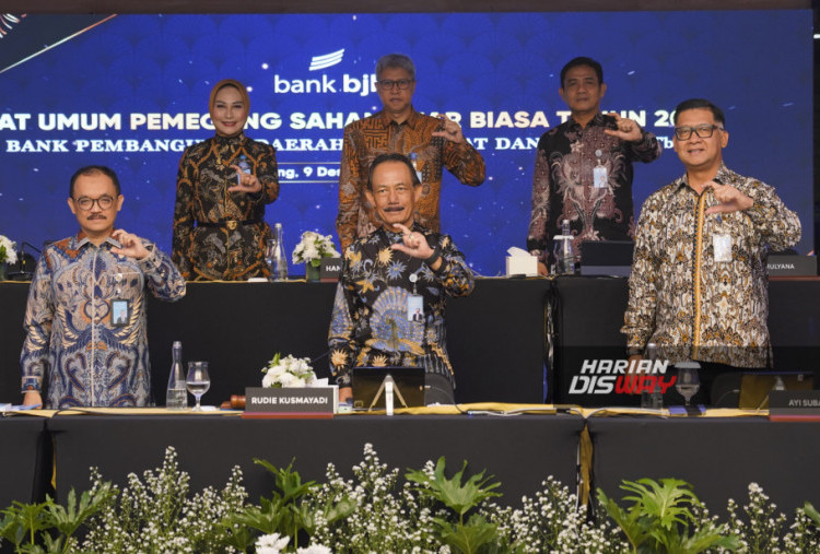 Melalui RUPSLB 2025, bank bjb menegaskan komitmen memperkuat tata kelola yang transparan dan akuntabel. Penyesuaian struktur organisasi menjadi langkah strategis untuk menjaga kesinambungan operasional dan stabilitas perusahaan. Perseroan meyakini dukungan pemegang saham menjadi fondasi penting dalam memperkuat kepemimpinan, meningkatkan profesionalisme, dan mendorong transformasi berkelanjutan.