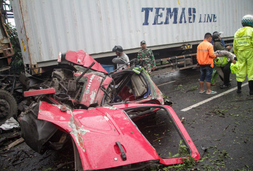 Setelah kejadian tragis itu, kedua sopir truk mengalami luka-luka dan segera dievakuasi ke IGD Puskesmas Purwodadi. Sedangkan jenazah pengendara motor, yang diidentifikasi dengan inisial ERS, dibawa ke kamar mayat RS Bhayangkara. (Moch Sahirol/Harian Disway)