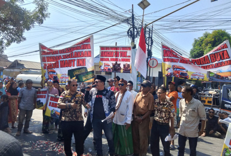 Demo Warga Blokir JLS Kota Pasuruan, Tuntut Truk Lewat Tol