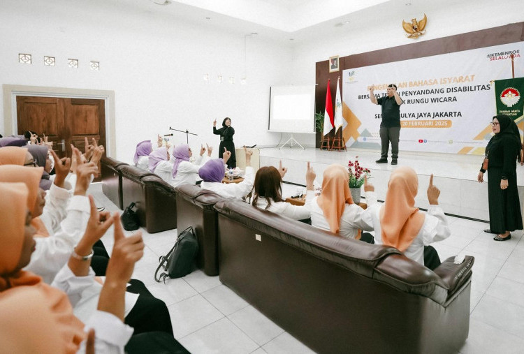 Peduli Penyandang Disabilitas Sensorik Rungu, DWP Kemensos Latih 50 Pengurus dalam Pengenalan Bahasa Isyarat