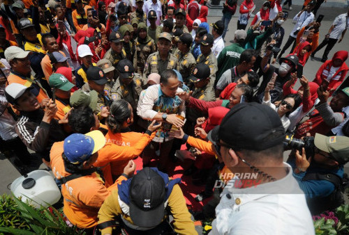 Kirab Adipura Kencana merupakan penghargaan yang sangat prestisius, menandai keberhasilan Kota Surabaya dalam menjaga lingkungan yang bersih, hijau, dan sehat. Pemerintah Kota Surabaya telah melakukan berbagai upaya untuk mempertahankan kualitas lingkungan hidup, termasuk program-program inovatif dalam pengelolaan sampah, penanaman pohon, dan peningkatan kualitas udara.
