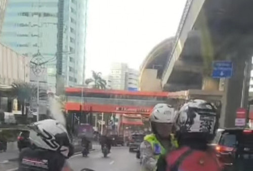 Polantas Gantikan Sepeda Motor Pengawal Ambulans ke RS Setelah Diberhentikan di Kawasan Kuningan