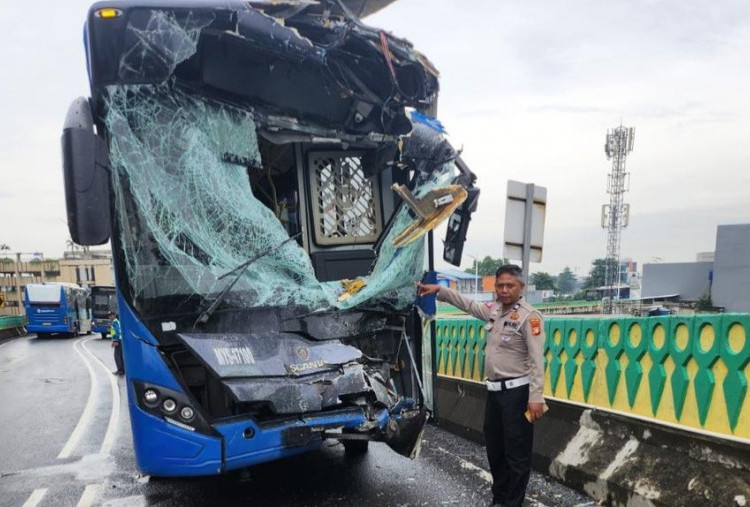 Tabrakan 2 Bus TransJakarta di Jalur Langit Cipulir, Sopir Diamankan untuk Diperiksa