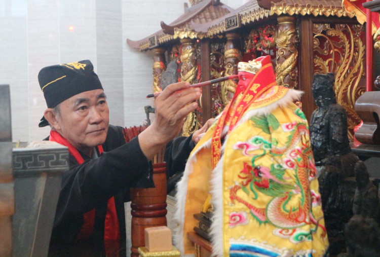 Pemindahan Kim Sin dan Prosesi Thiam Warnai Ibadah Pertama di Kelenteng Poo An Kiong, Blitar