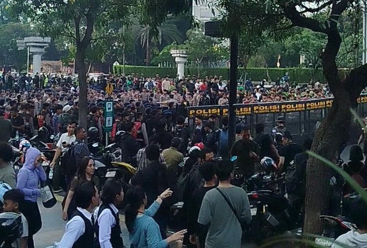 Sudirman-Bundaran HI Mencekam, Mahasiswa Tembus Blokade Polisi, TNI Bergerak!