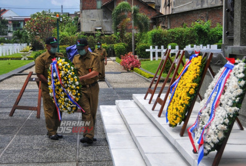 Petugas makam menata karangan bunga di Monumen yang terletak di komplek Makam Kehormatan Ereveld Kembang Kuning di Surabaya, Jawa Timur, Senin (27/2/2023). Ziarah ke Ereveld (Makam Kehormatan) tersebut untuk menghormati prajurit Angkatan Laut yang gugur dalam pertempuran Perang Dunia II melawan tentara Jepang yang menewaskan sebanyak 4000 tentara Belanda, Amerika Serikat, Australia, dan Inggris di Laut Jawa pada 27 Februari 1942. (foto: Julian Romadhon)