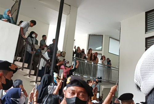 Fans Bersorak hingga Nyanyikan Indonesia Raya Usai Bharada E Divonis 1,5 Tahun Penjara