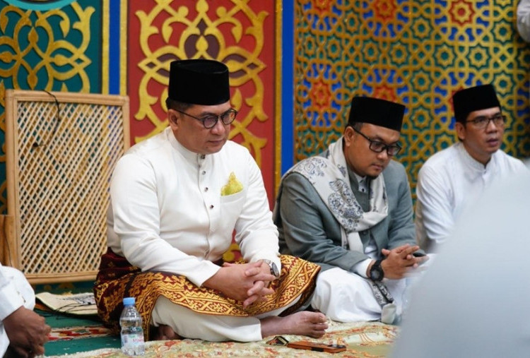 Hadiri Salat Idulfitri di Masjid Raya Annur, Sekda Riau Syahrial Abdi Ajak Masyarakat Perkuat Ukhuwah